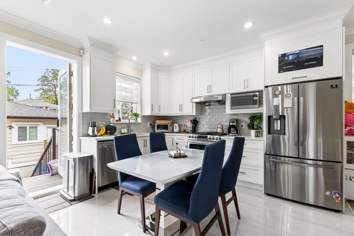 Kitchen Photo of 2 2786 E 46th Avenue, Vancouver, BC