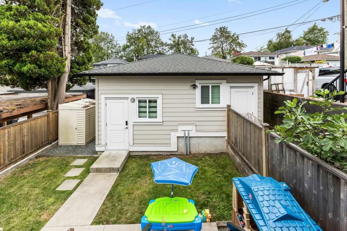 Laundry Room Photo of 2 2786 E 46th Avenue, Vancouver, BC
