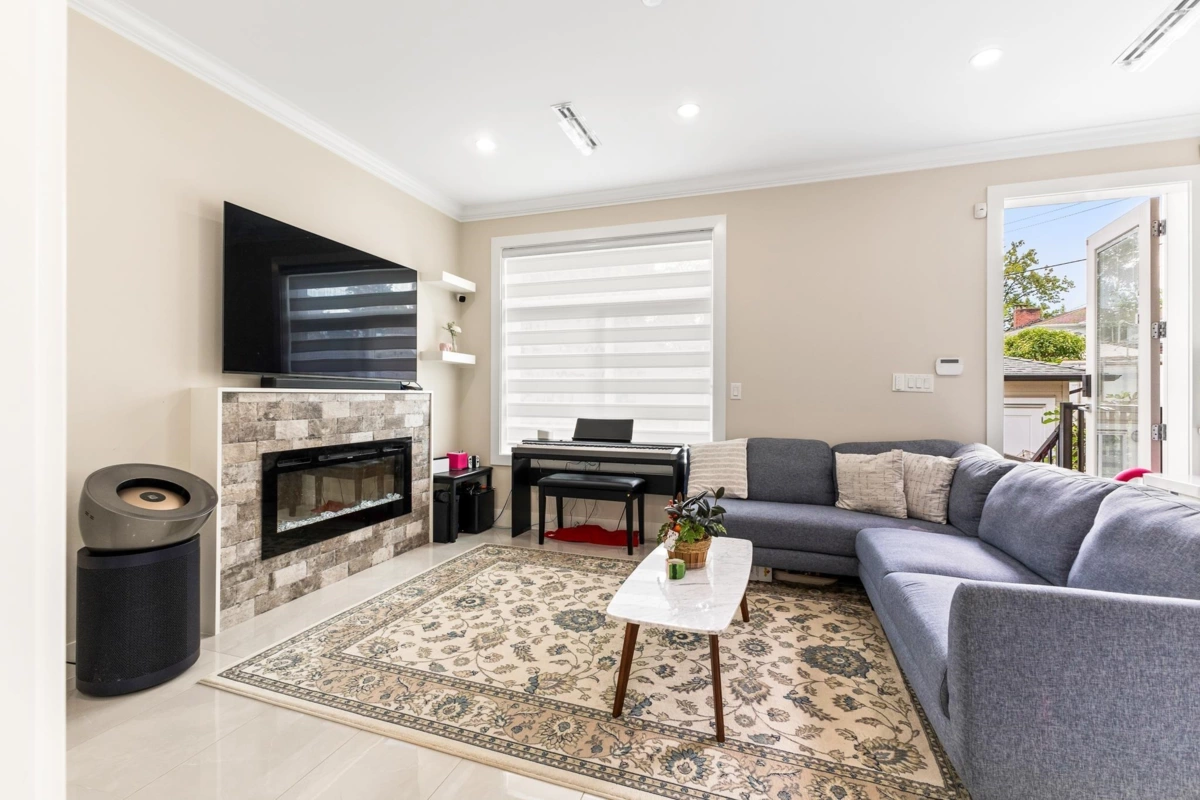 Living Room Photo of 2 2786 E 46th Avenue, Vancouver, BC