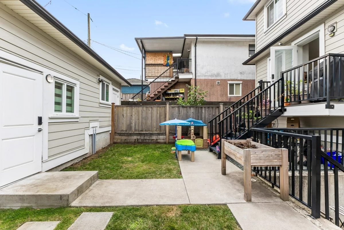 Mudroom Photo of 2 2786 E 46th Avenue, Vancouver, BC