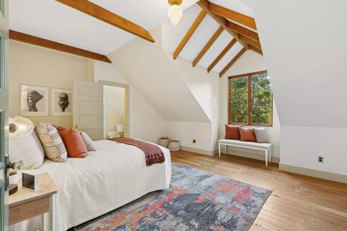 Backyard Photo of 947 22nd Street, West Vancouver, BC