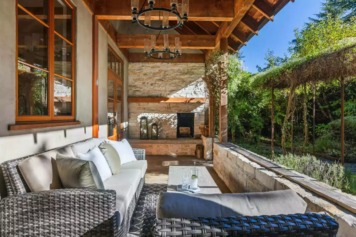 Basement Recreation Room Photo of 947 22nd Street, West Vancouver, BC