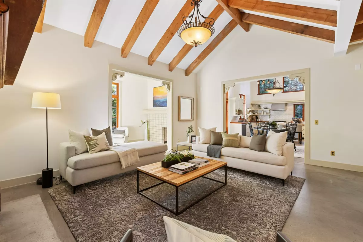 Breakfast Nook Photo of 947 22nd Street, West Vancouver, BC