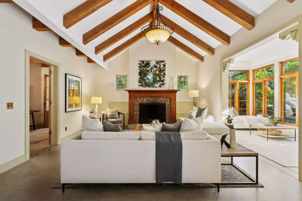 Dining Area Photo of 947 22nd Street, West Vancouver, BC