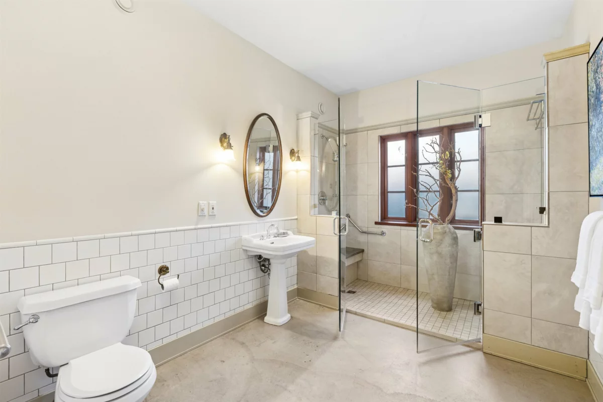 Front Yard Photo of 947 22nd Street, West Vancouver, BC