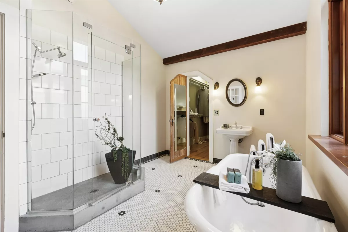 Garage Interior Photo of 947 22nd Street, West Vancouver, BC