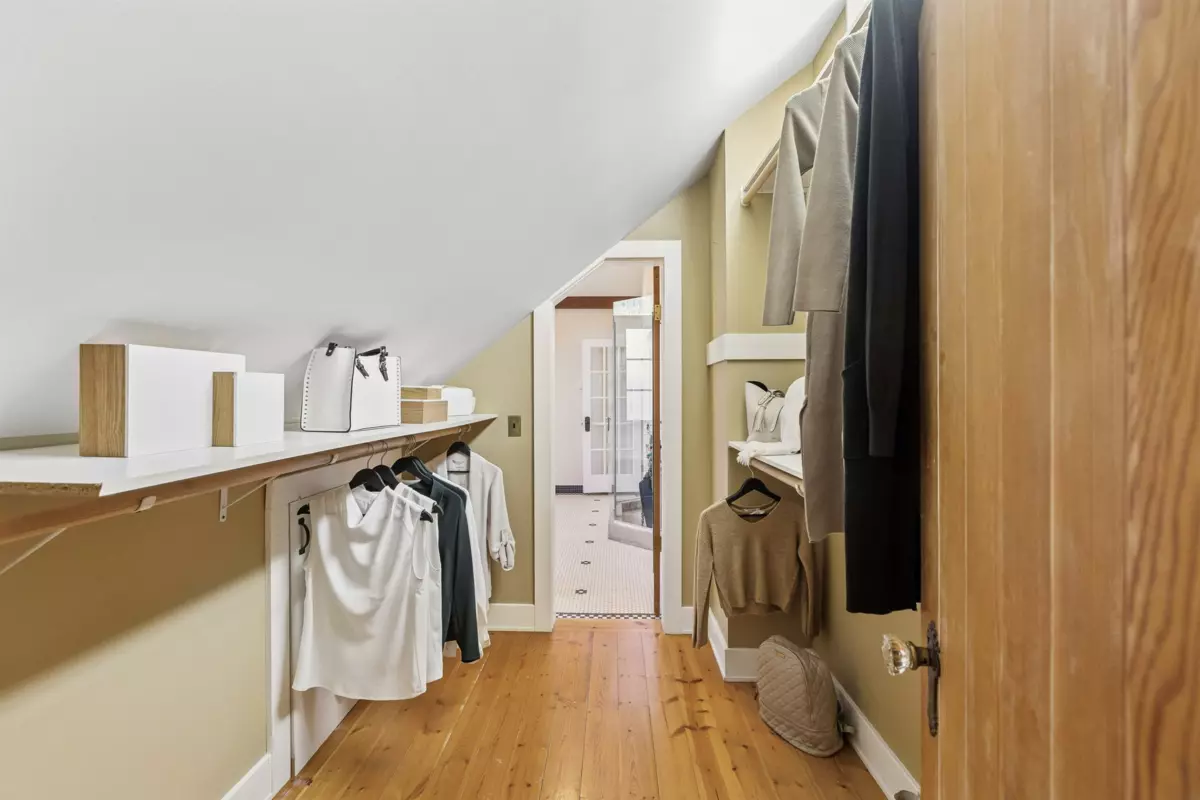 Hallway Photo of 947 22nd Street, West Vancouver, BC