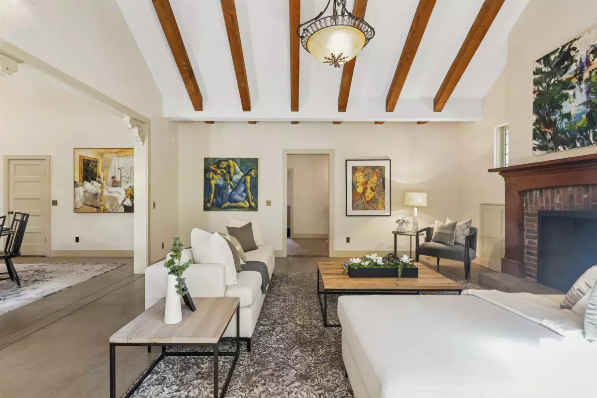 Kitchen Island Photo of 947 22nd Street, West Vancouver, BC