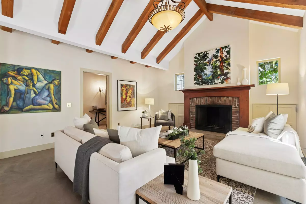 Kitchen Photo of 947 22nd Street, West Vancouver, BC