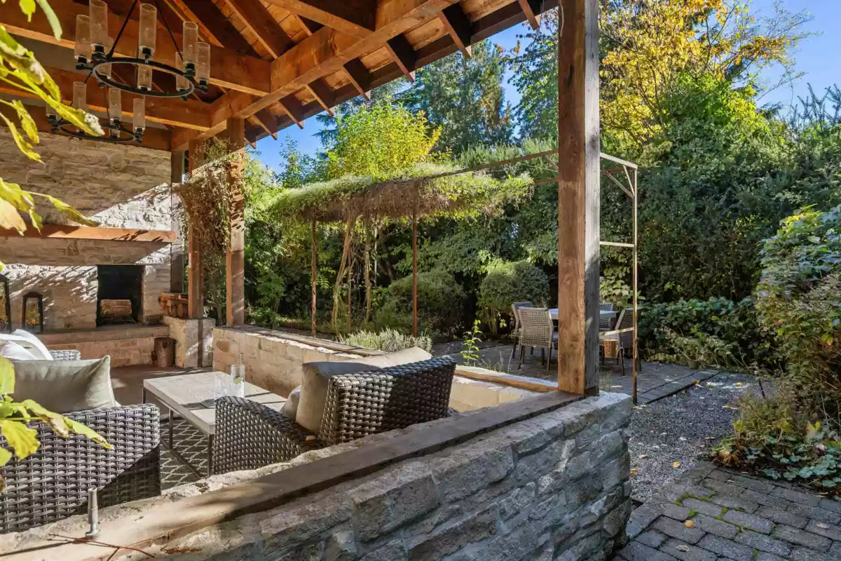 Laundry Room Photo of 947 22nd Street, West Vancouver, BC