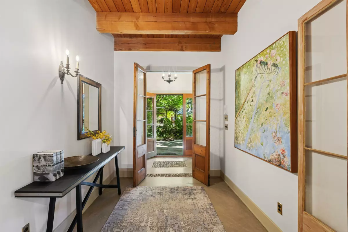Living Room Photo of 947 22nd Street, West Vancouver, BC