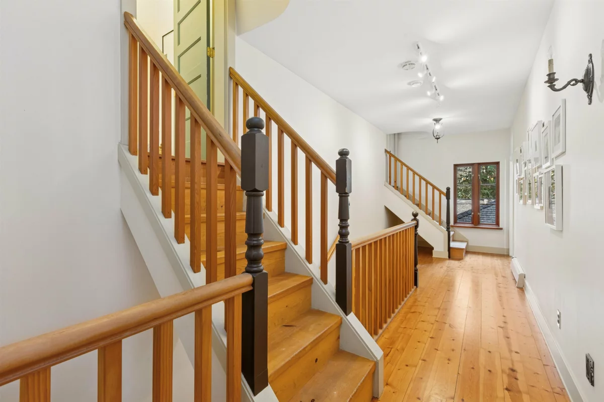 Mudroom Photo of 947 22nd Street, West Vancouver, BC