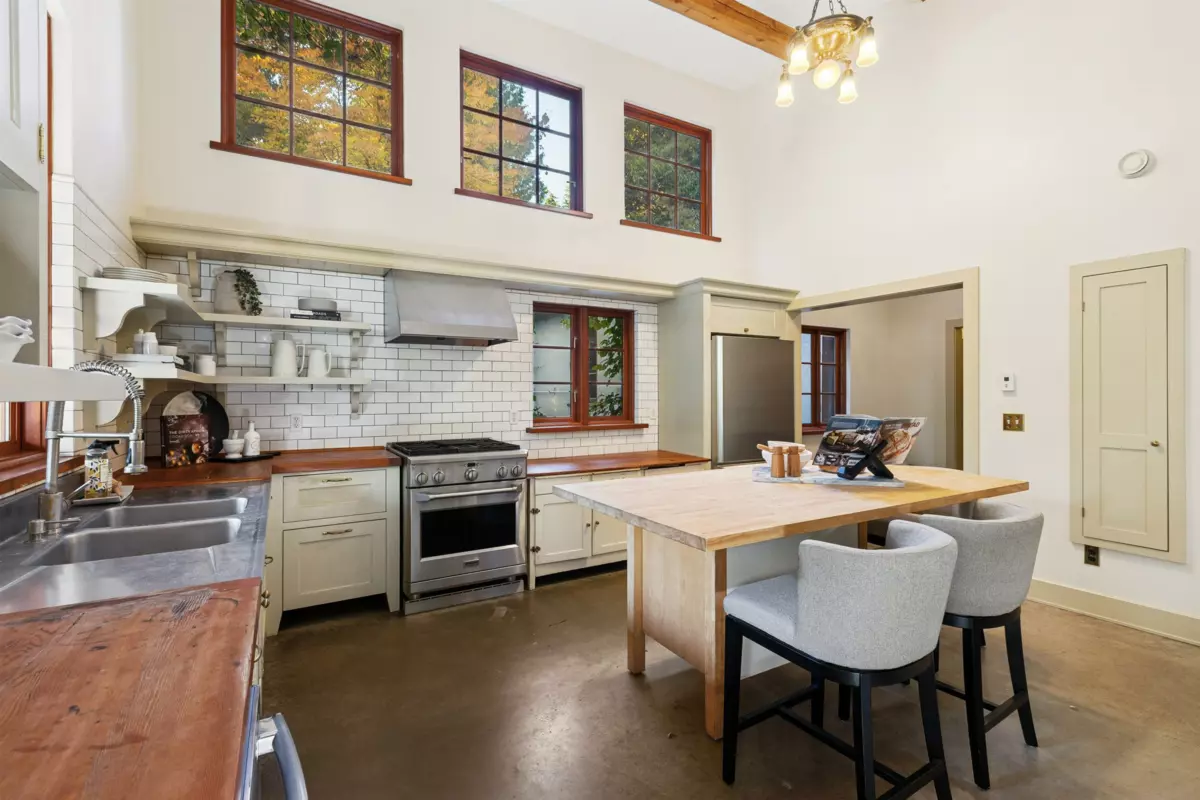 Primary Bathroom Photo of 947 22nd Street, West Vancouver, BC