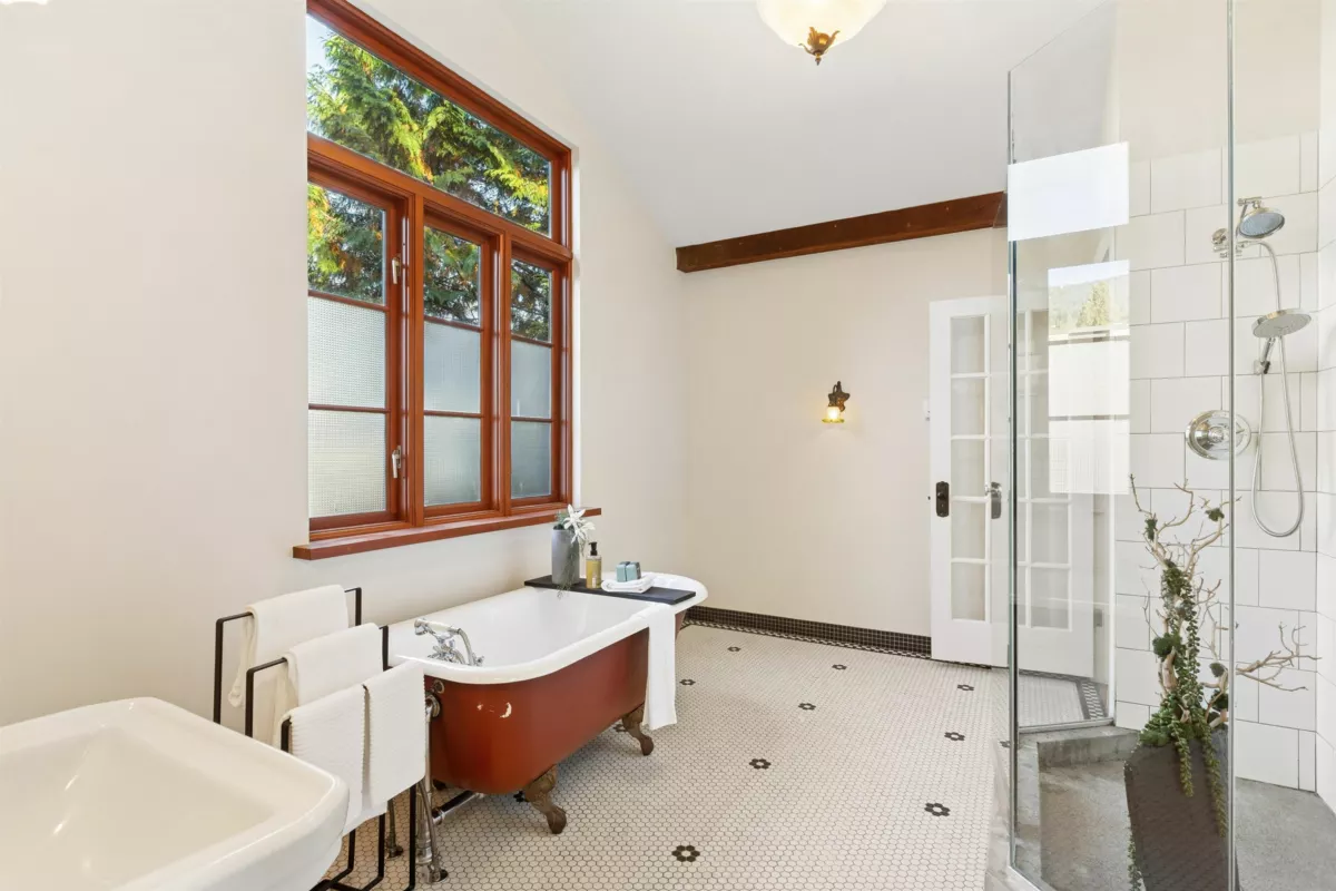 Staircase Photo of 947 22nd Street, West Vancouver, BC