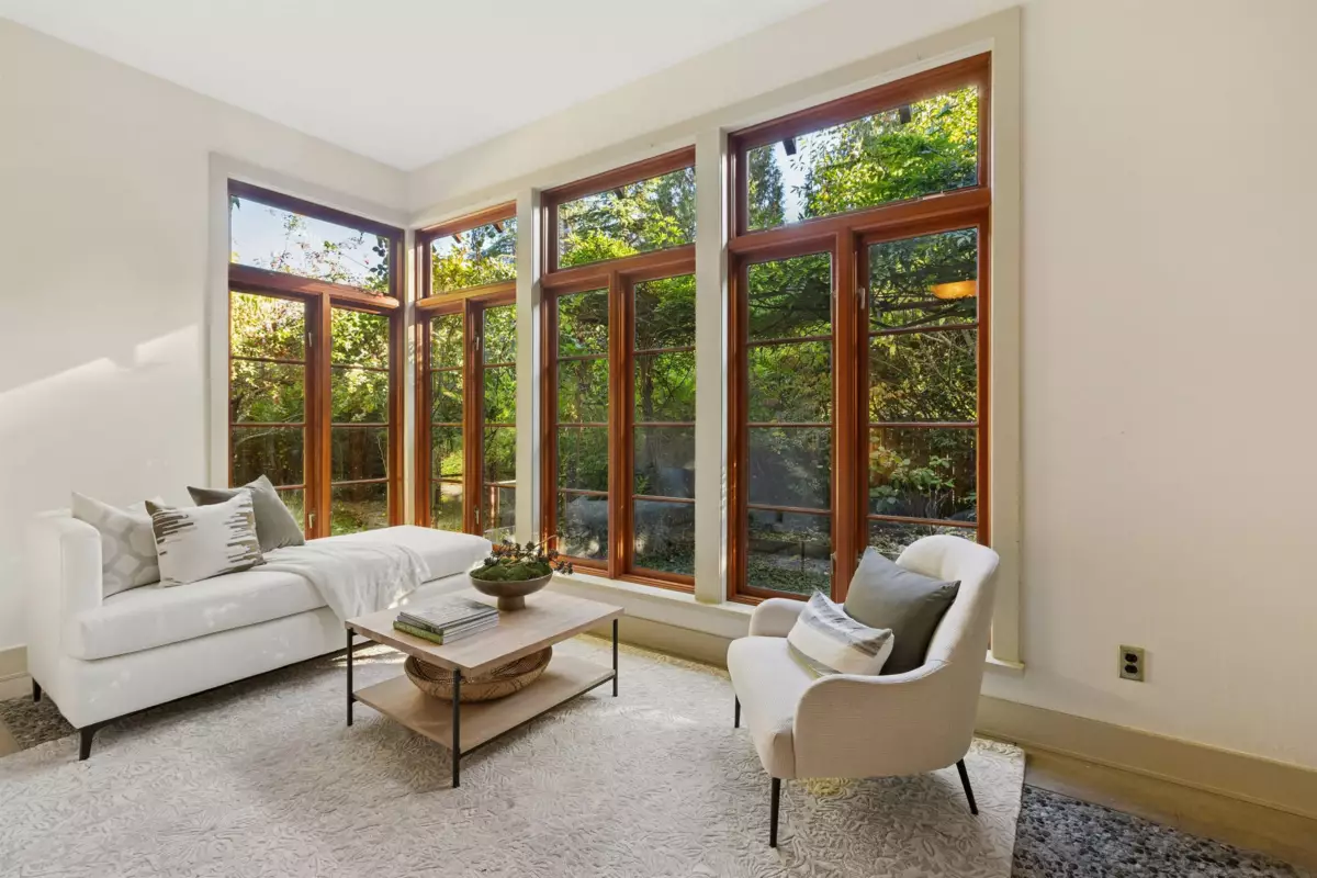 Swimming Pool Photo of 947 22nd Street, West Vancouver, BC