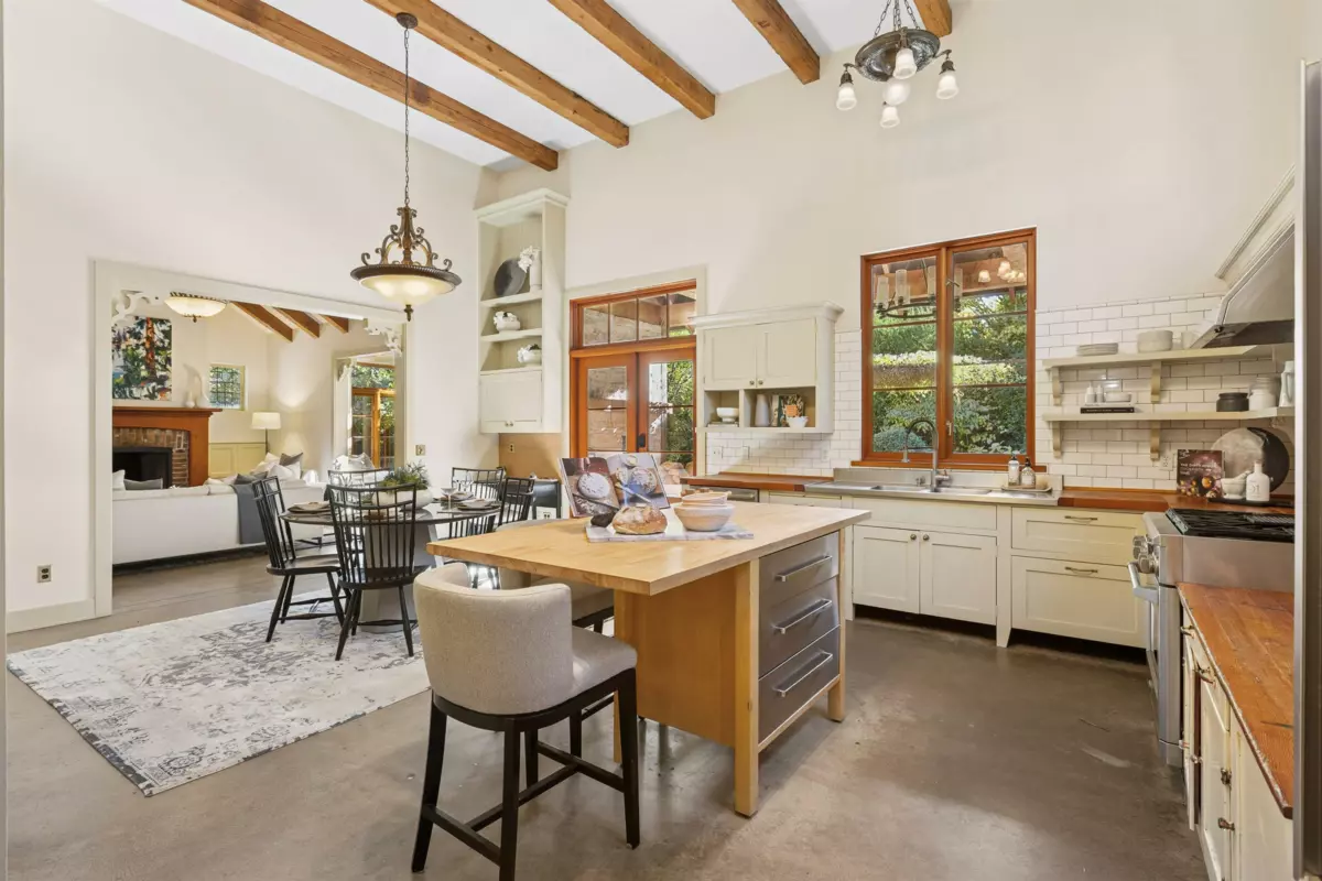 Walk-In Closet Photo of 947 22nd Street, West Vancouver, BC