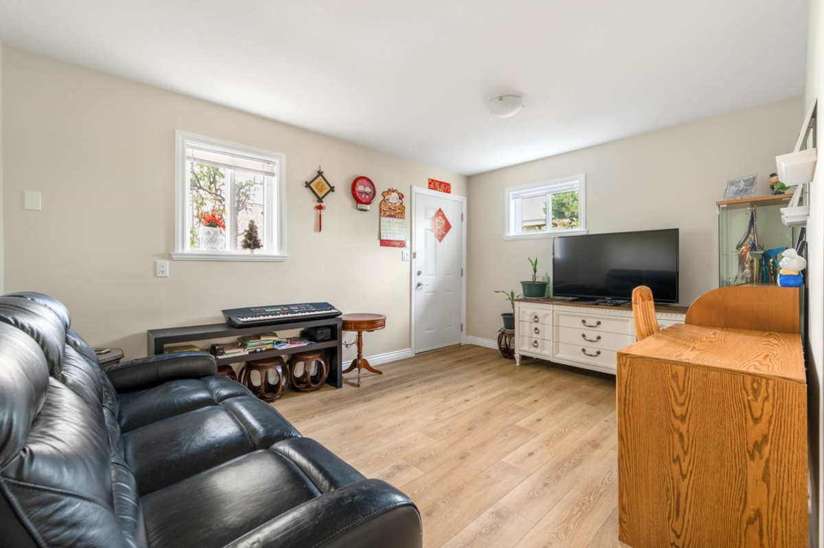 Powder Room Photo of 4526 Inman Avenue, Burnaby, BC