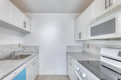 Walk-In Closet Photo of 101 620 Blackford Street, New Westminster, BC