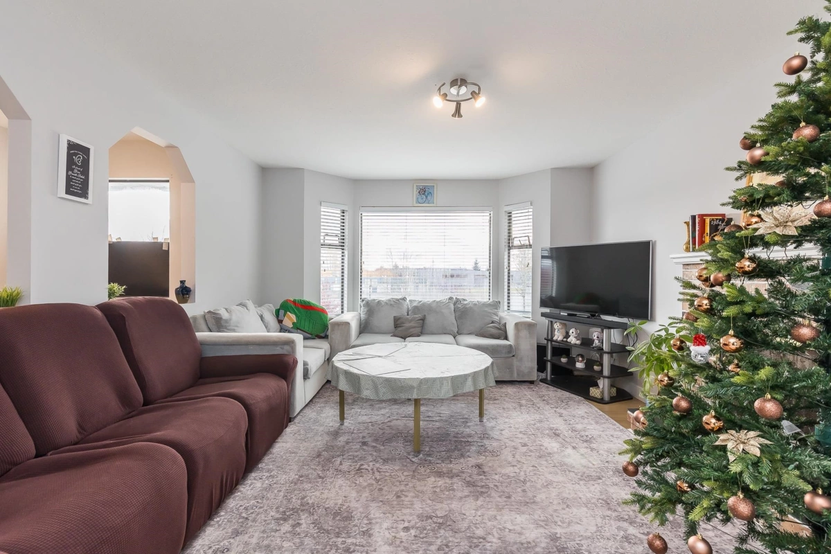 Guest Bathroom Photo of 31129 Gardner Avenue, Abbotsford, BC