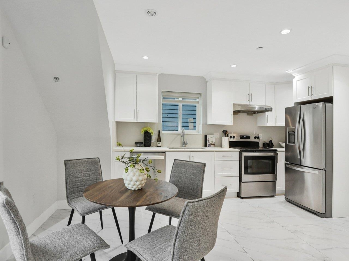 Primary Bathroom Photo of 1018 E 24th Avenue, Vancouver, BC