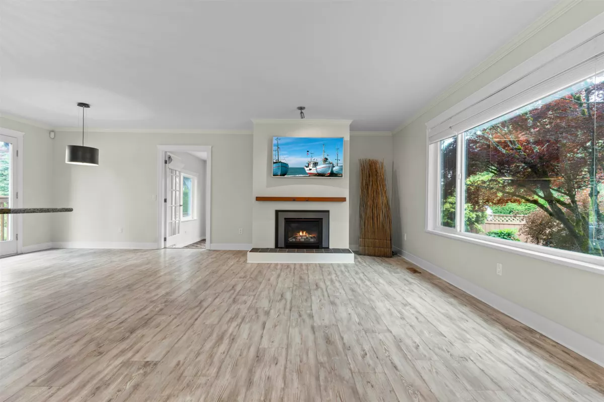 Dining Area Photo of 13950 Blackburn Avenue, White Rock, BC