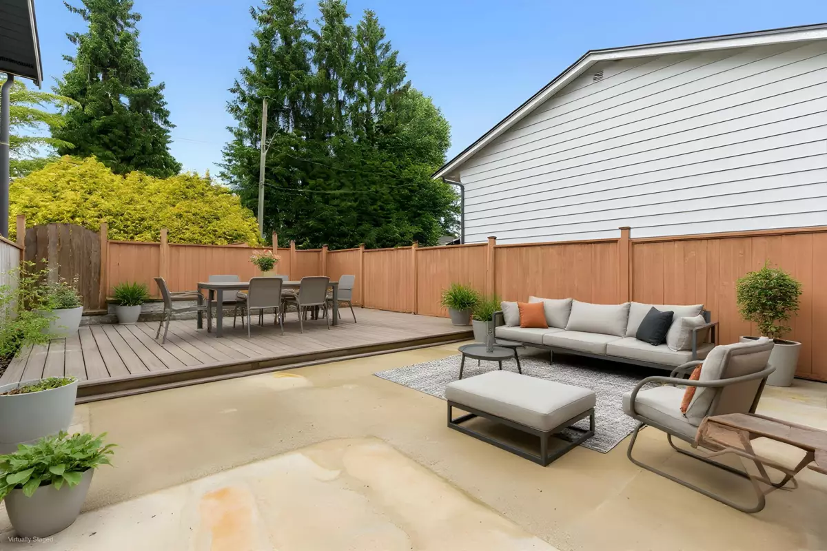Hallway Photo of 13950 Blackburn Avenue, White Rock, BC