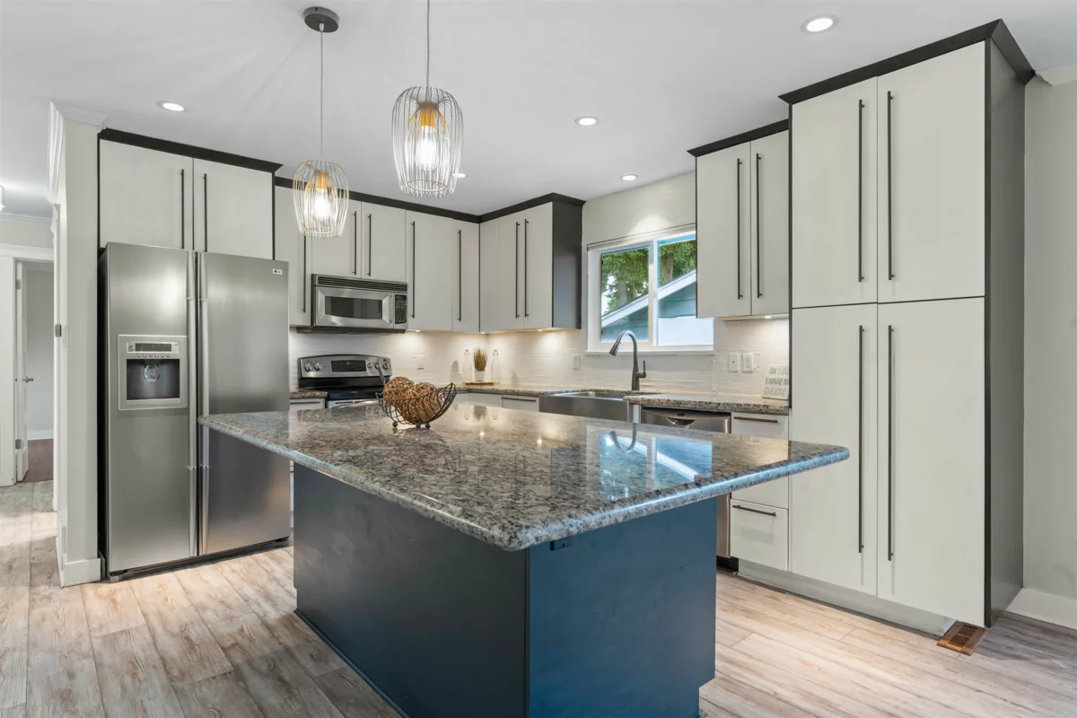 Primary Bathroom Photo of 13950 Blackburn Avenue, White Rock, BC