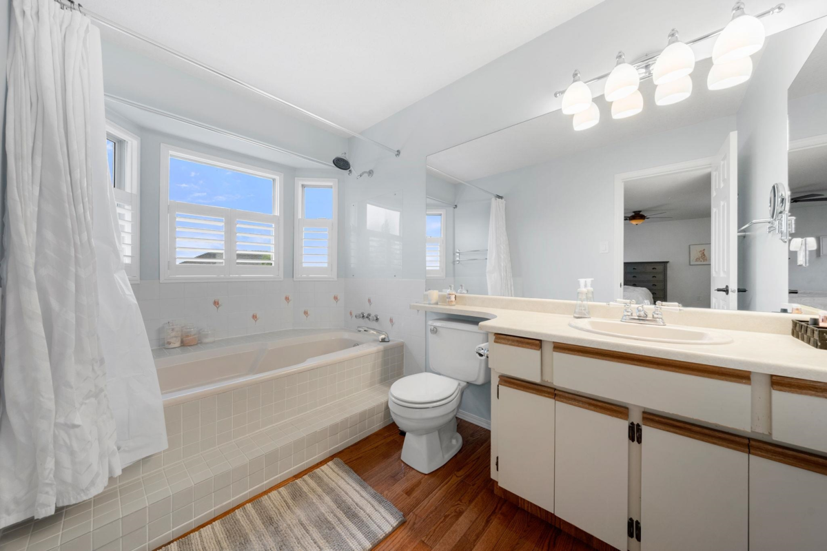 Backyard Photo of 15560 Vista Drive, White Rock, BC