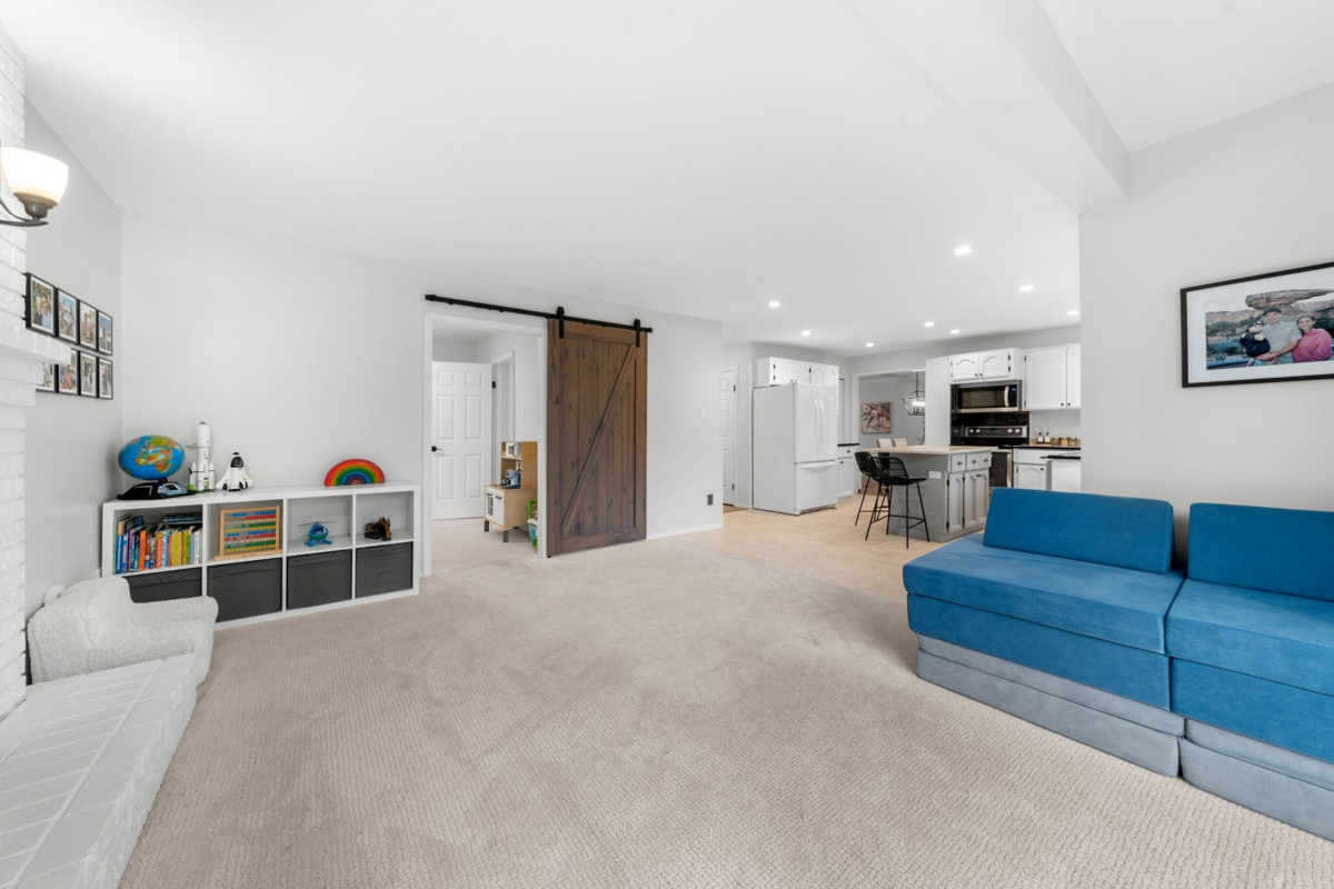 Basement Recreation Room Photo of 15560 Vista Drive, White Rock, BC