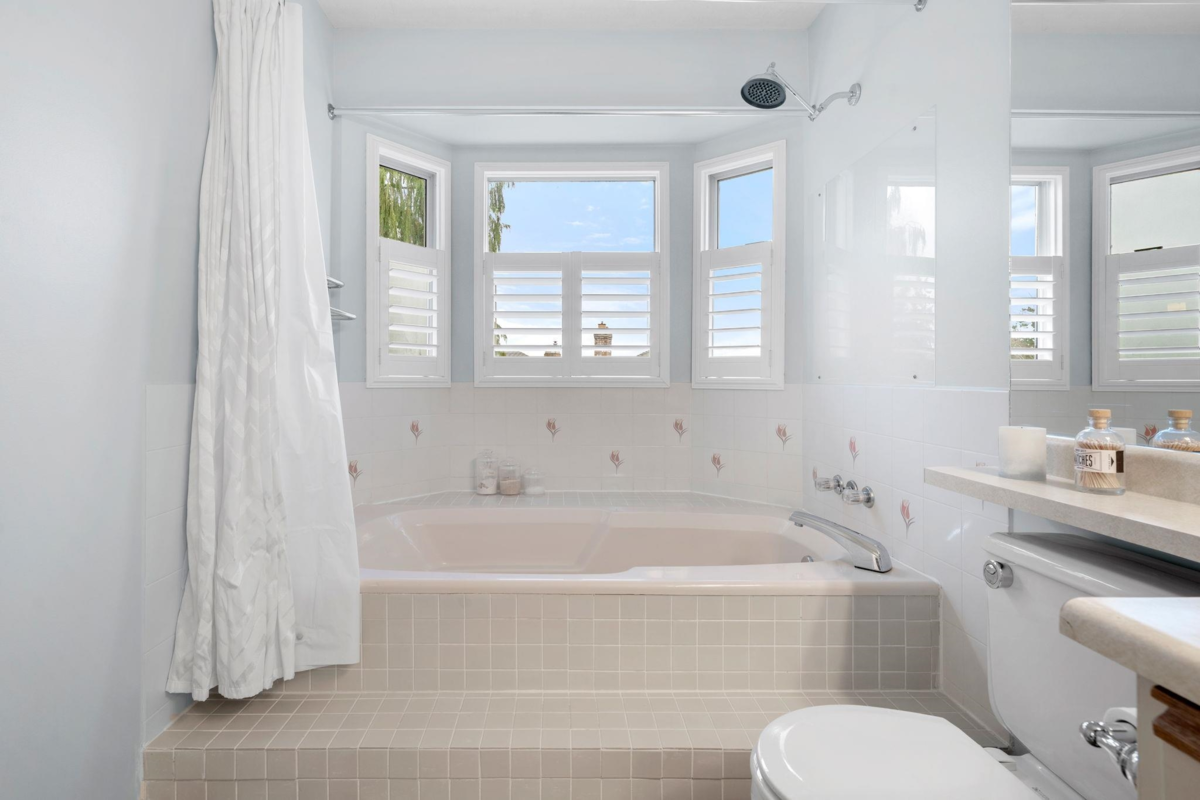 Front Yard Photo of 15560 Vista Drive, White Rock, BC