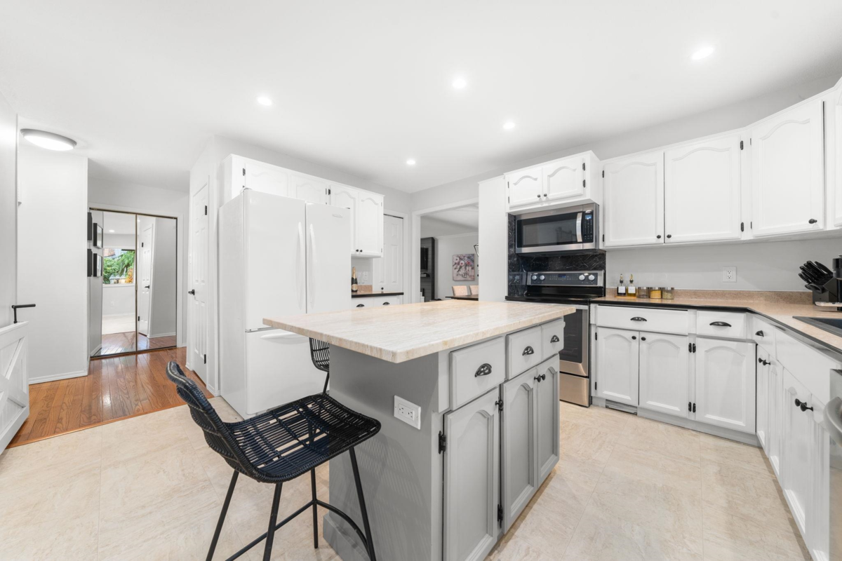 Guest Bathroom Photo of 15560 Vista Drive, White Rock, BC