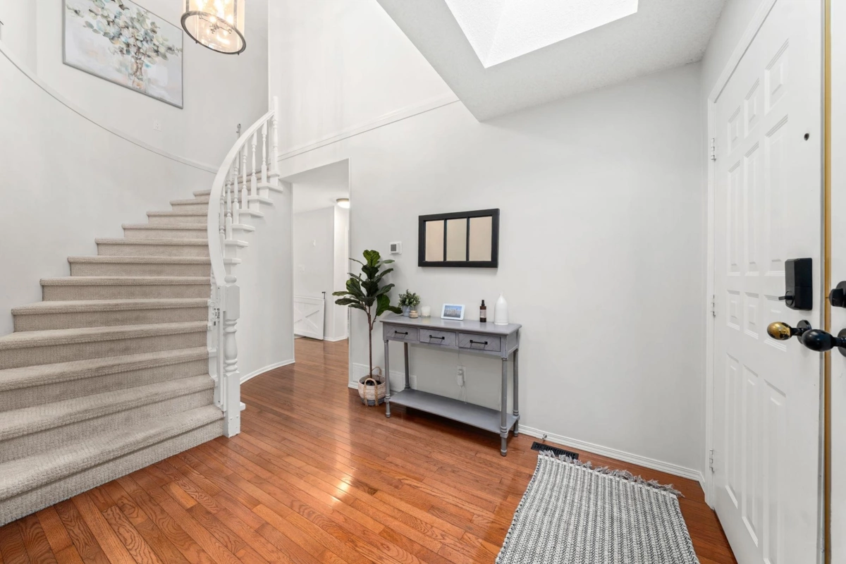 Living Room Photo of 15560 Vista Drive, White Rock, BC