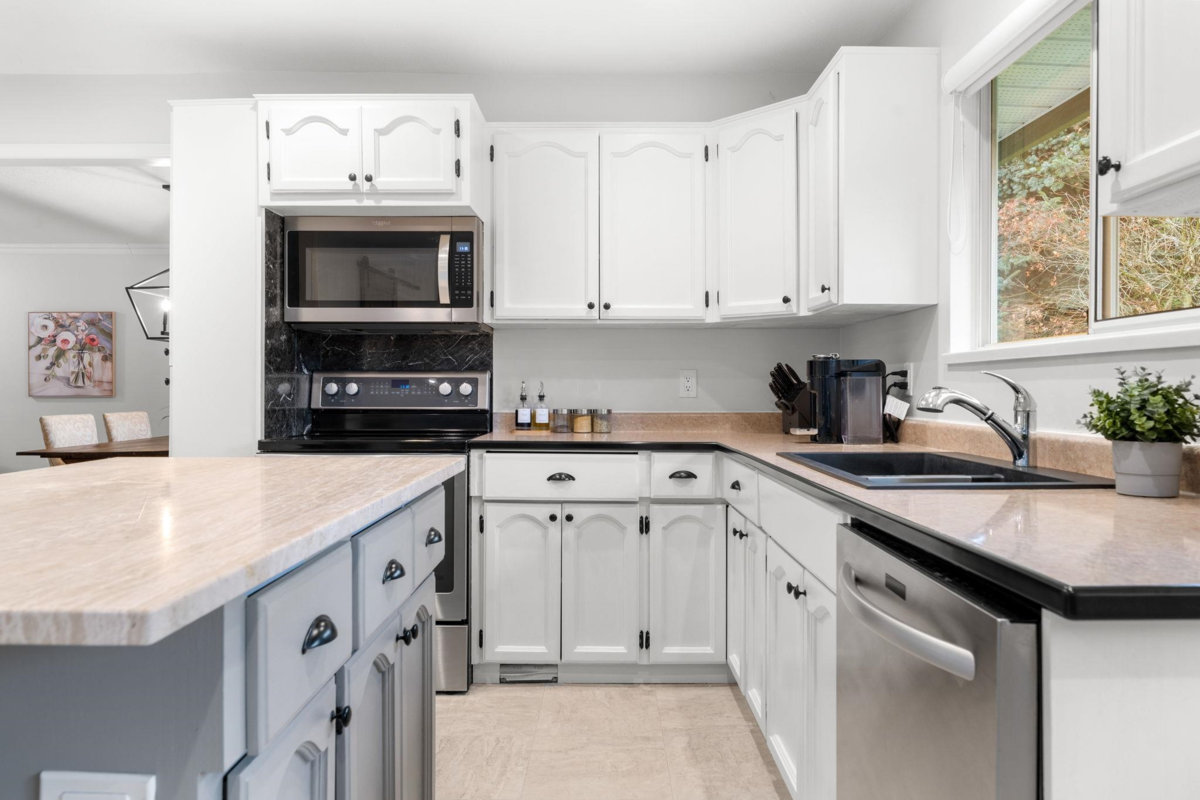 Powder Room Photo of 15560 Vista Drive, White Rock, BC