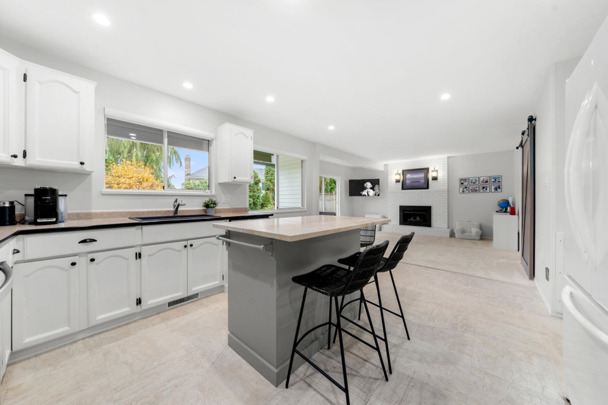 Walk-In Closet Photo of 15560 Vista Drive, White Rock, BC