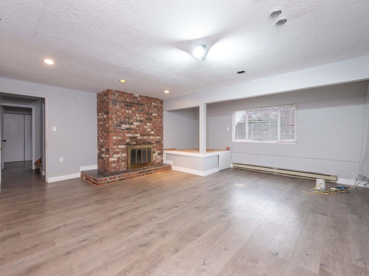 Hallway Photo of 5247 10a Avenue, Delta, BC