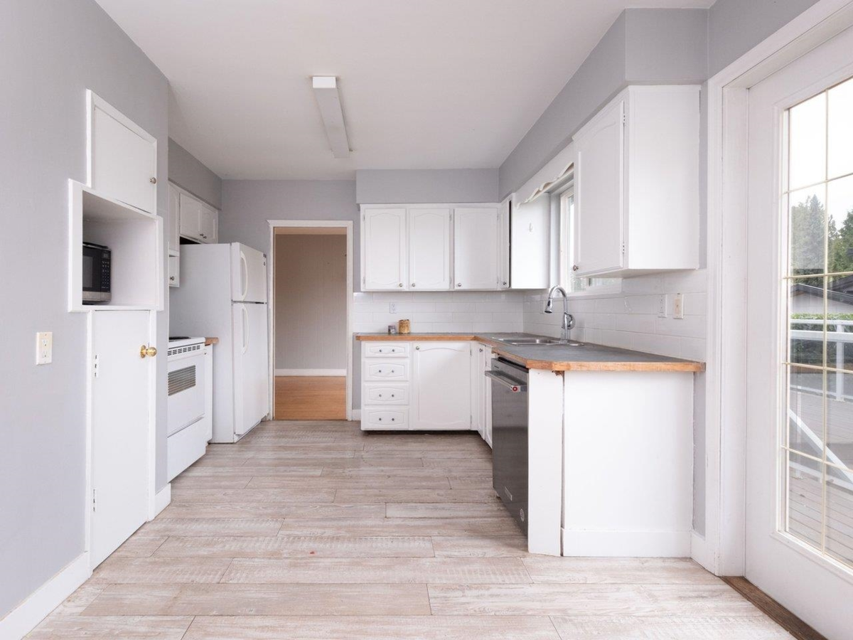 Kitchen Island Photo of 5247 10a Avenue, Delta, BC