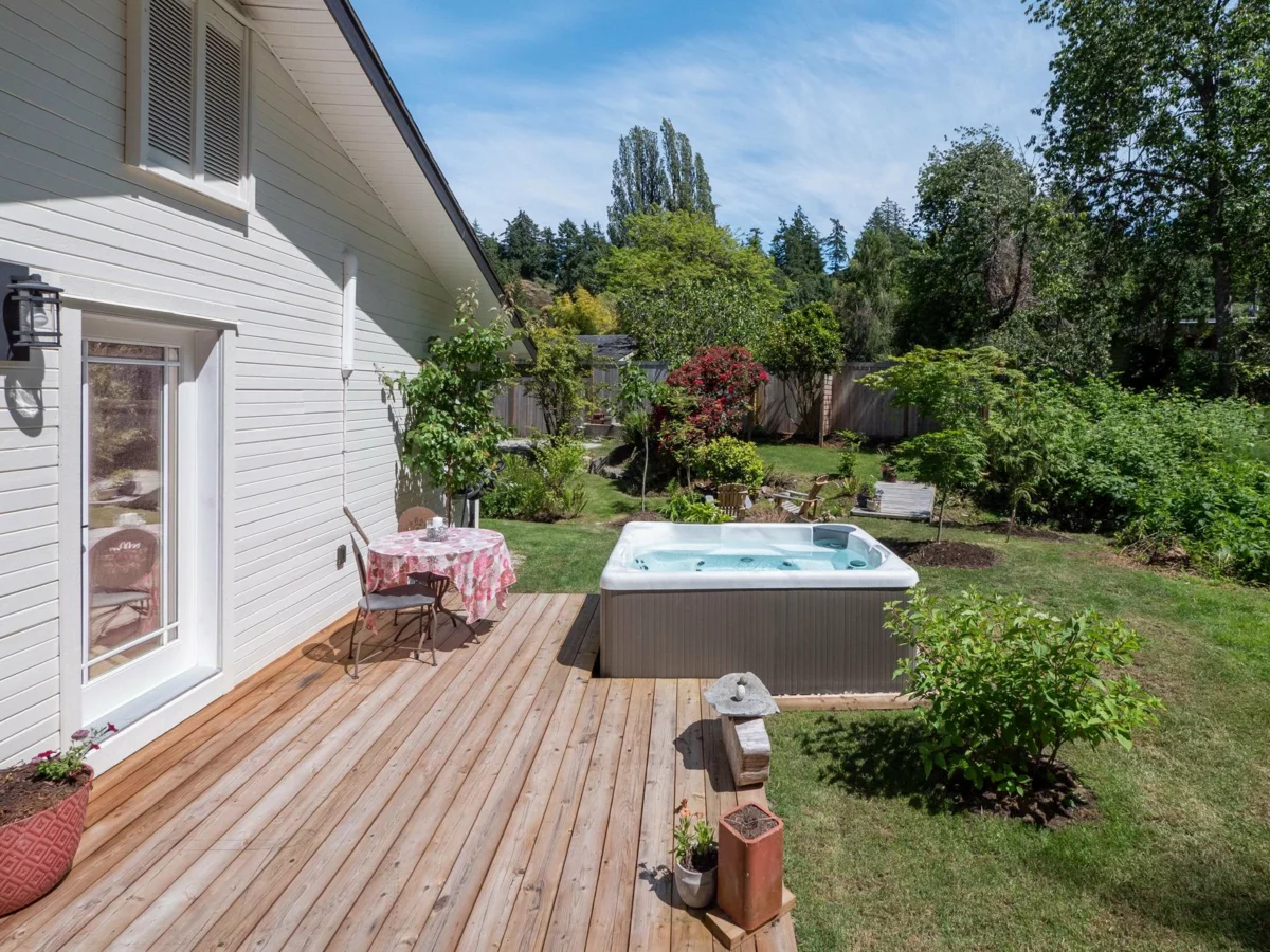 Entry Foyer Photo of 655 Dougall Road, Gibsons, BC