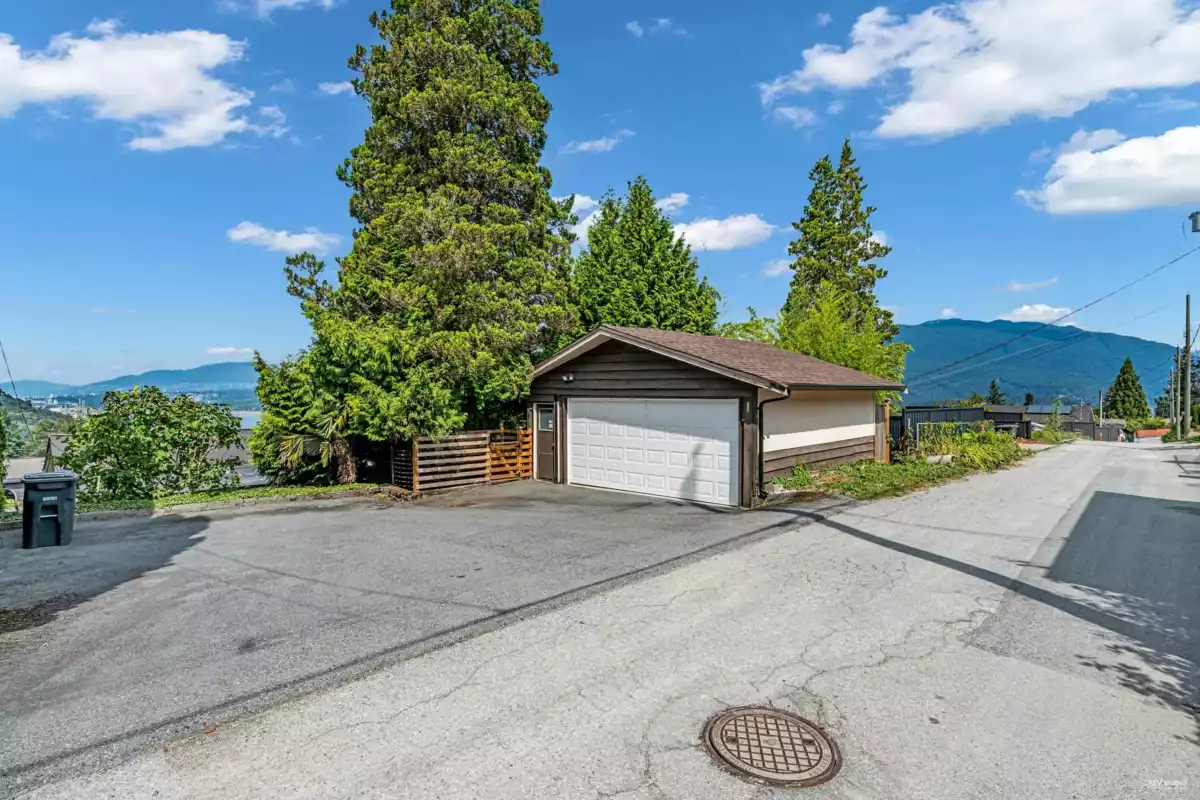 Entry Foyer Photo of 7238 Braeside Drive, Burnaby, BC