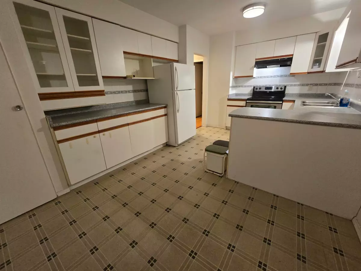 Kitchen Island Photo of 123 E 64th Avenue, Vancouver, BC