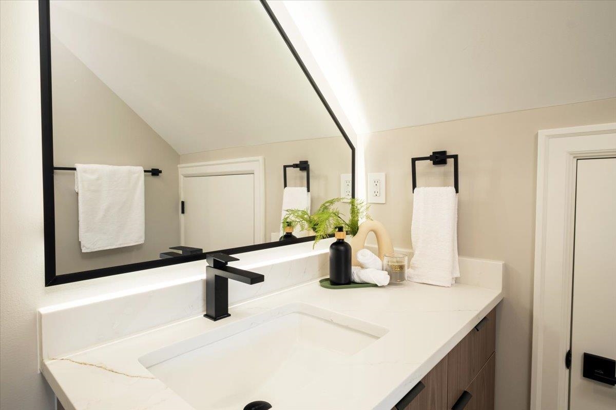 Entry Foyer Photo of 1 6061 Sherbrooke Street, Vancouver, BC