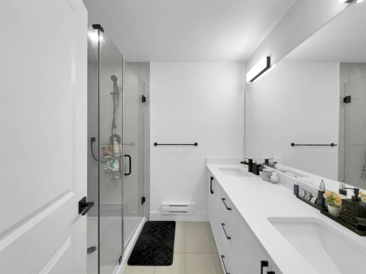 Kitchen Island Photo of 209 19935 75a Avenue, Langley, BC