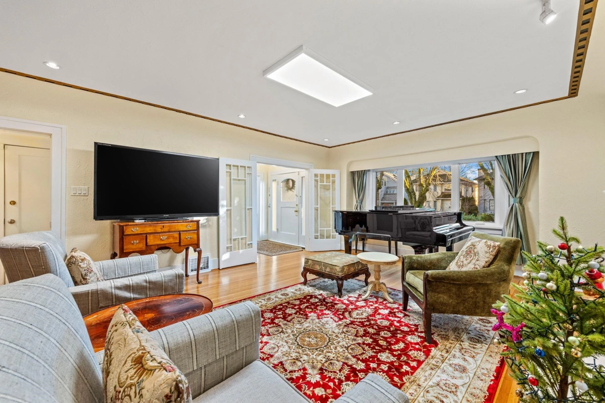 Dining Area Photo of 4069 W 14th Avenue, Vancouver, BC