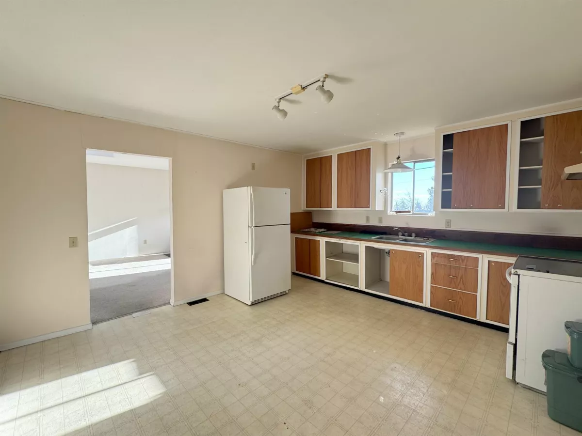 Walk-In Closet Photo of 764 Hillcrest Road, Gibsons, BC