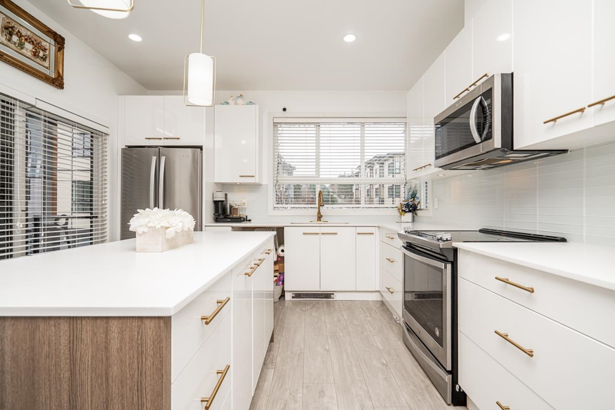 Dining Area Photo of 8 1938 North Parallel Road, Abbotsford, BC