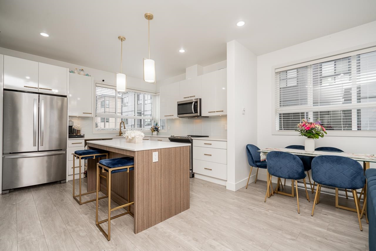 Family Room Photo of 8 1938 North Parallel Road, Abbotsford, BC