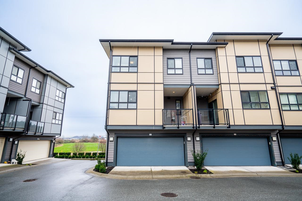 Hallway Photo of 8 1938 North Parallel Road, Abbotsford, BC