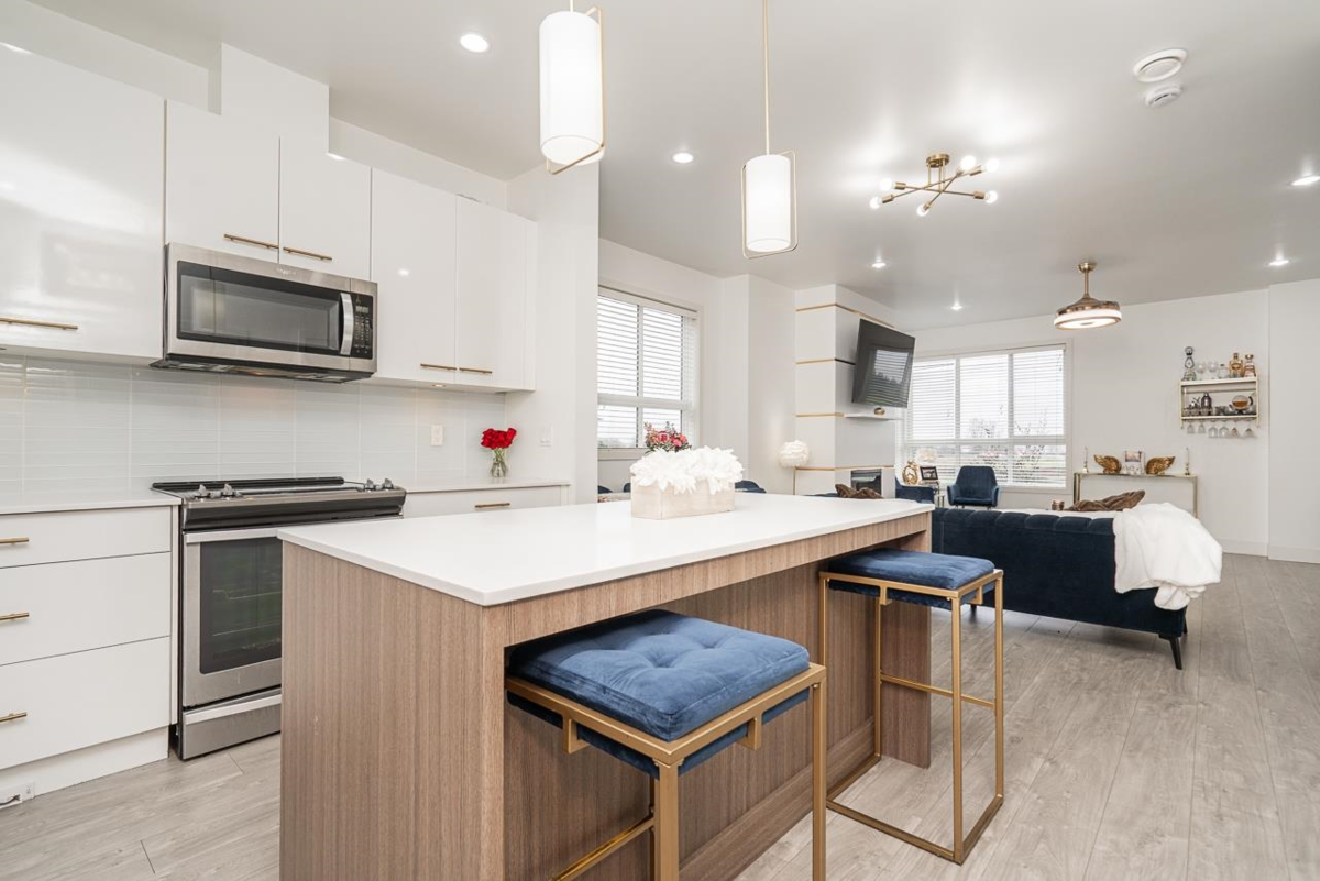 Kitchen Island Photo of 8 1938 North Parallel Road, Abbotsford, BC