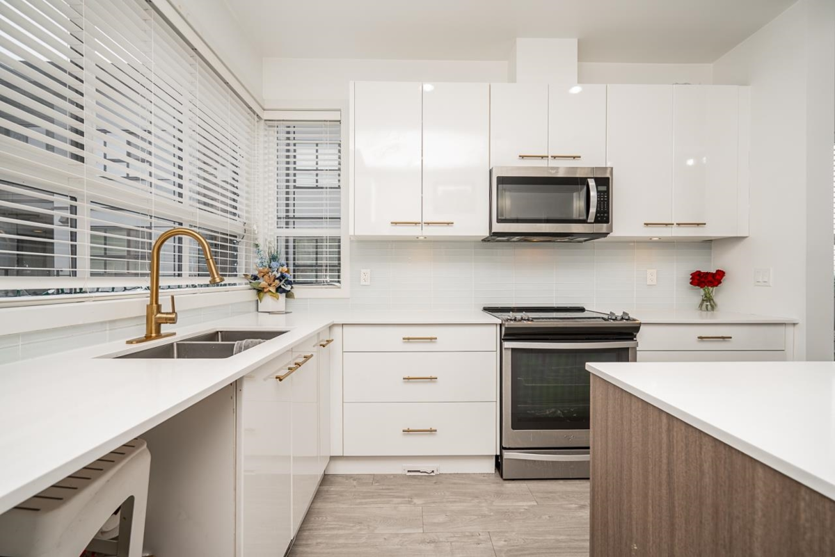 Kitchen Photo of 8 1938 North Parallel Road, Abbotsford, BC