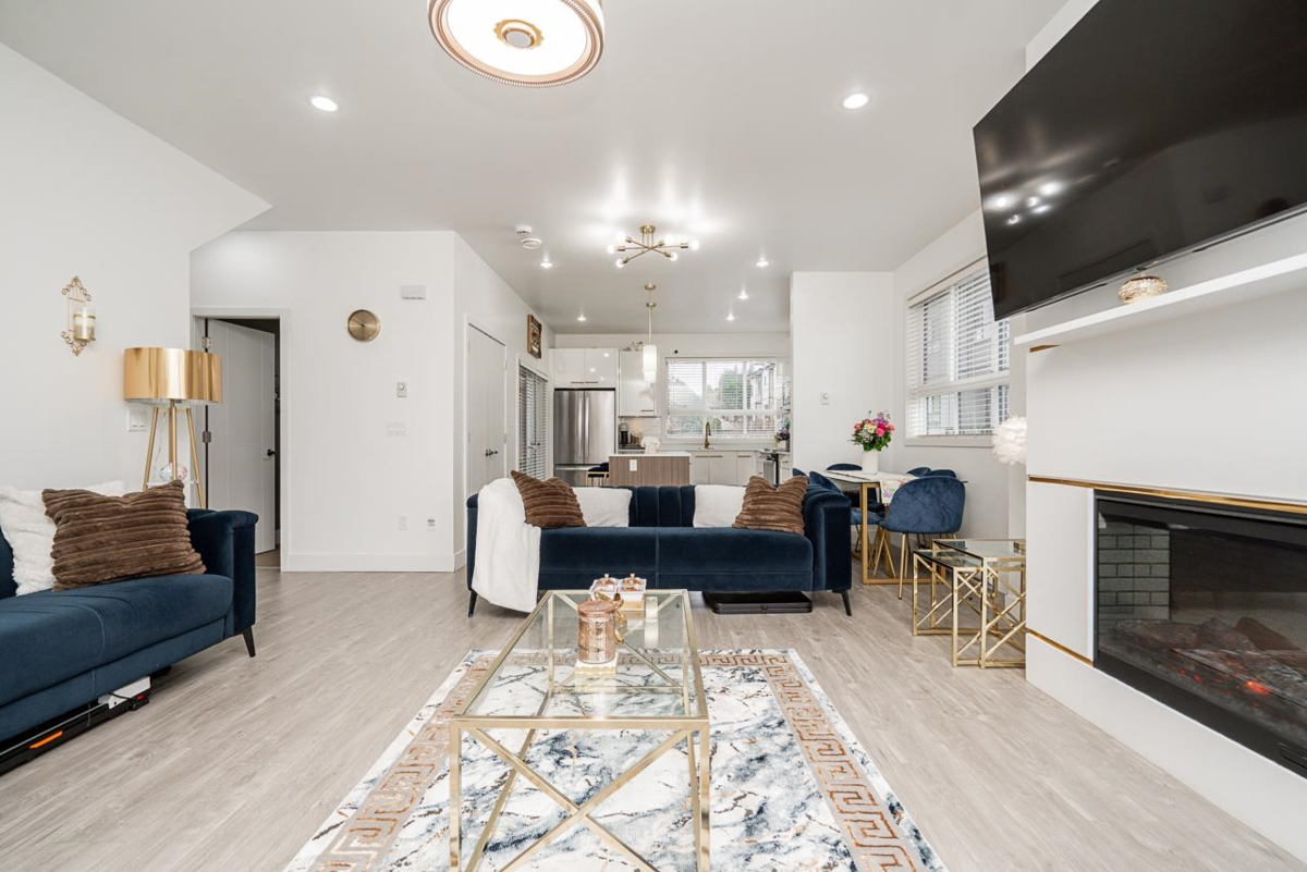 Living Room Photo of 8 1938 North Parallel Road, Abbotsford, BC