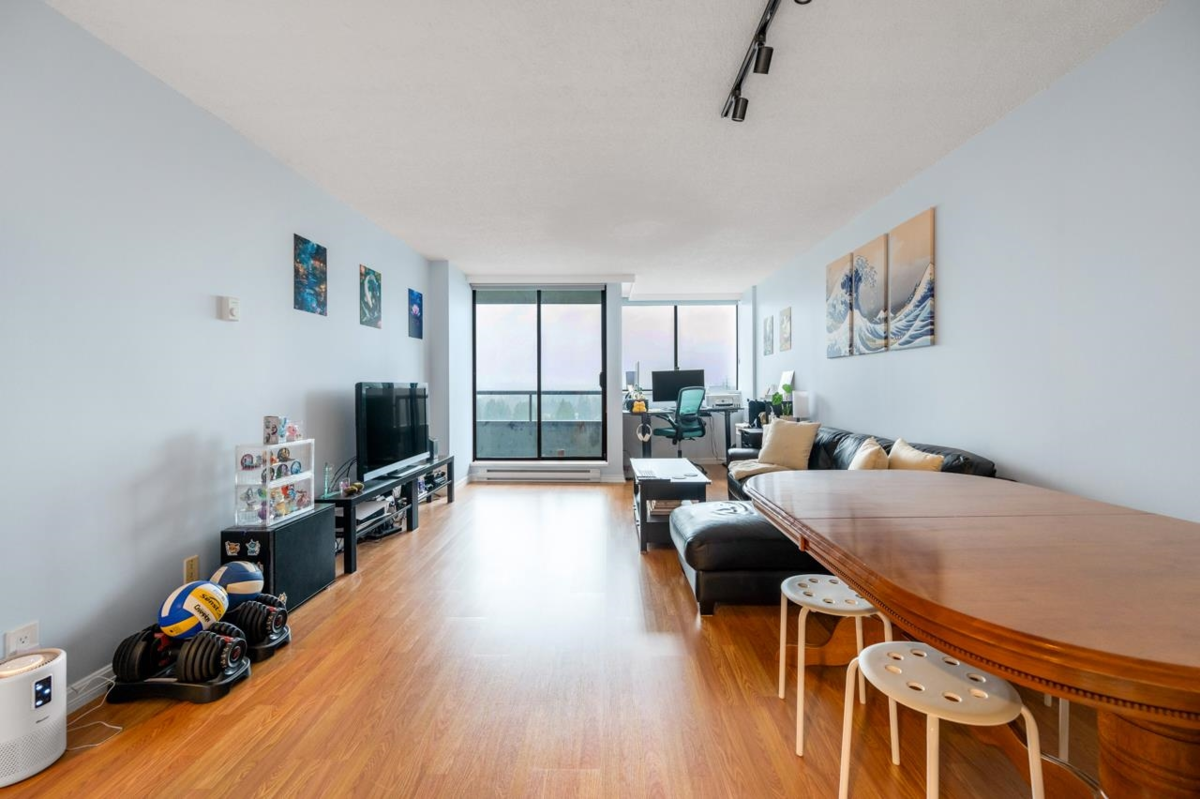 Kitchen Island Photo of 1205 3970 Carrigan Court, Burnaby, BC